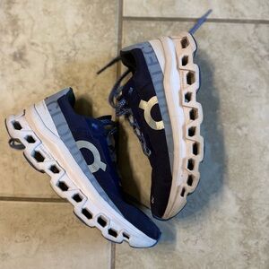 Women’s on cloud Monster 8.5